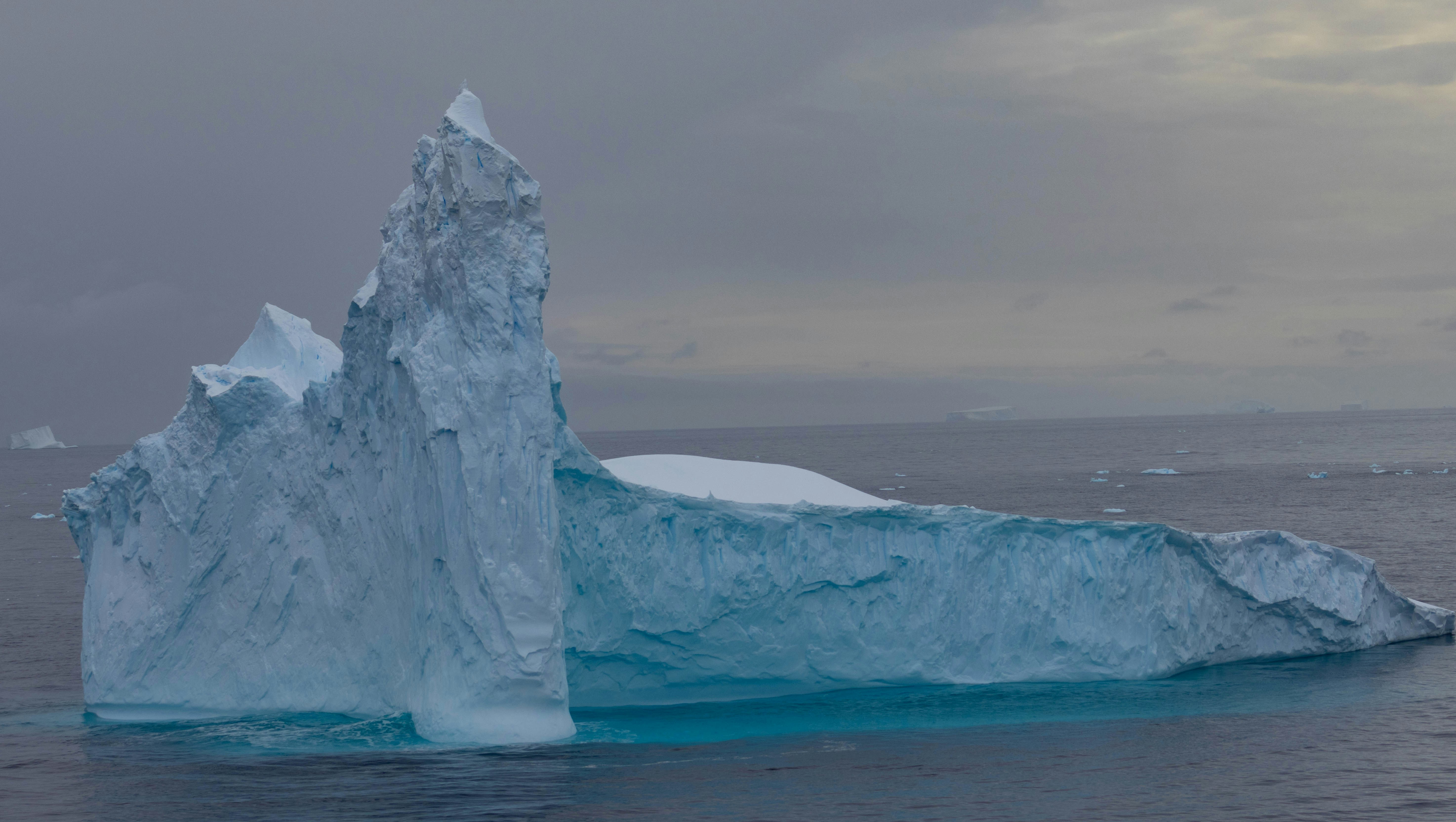 Mapping tipping risks from Antarctic ice basins under global warming