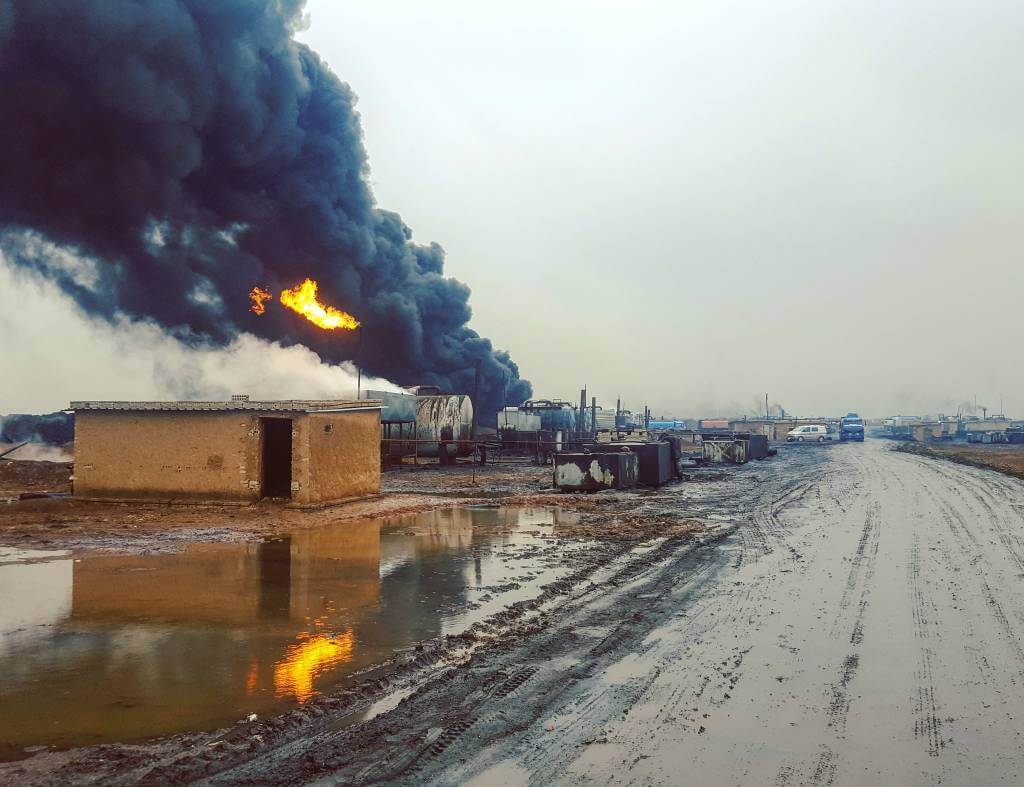 “Oil waste is being burned at a cluster of makeshift oil refineries south of Kari Bari, north east Syria. November 29, 2018. Copyright Wim Zwijnenburg” ©Wim Zwijnenburg ⁃ Wim Zwijnenburg