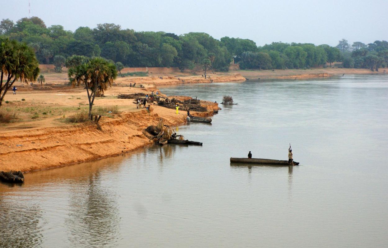 Реки и озера нигерии. Камерун озеро Чад. Чад река шари. Река шари в Африке. Чад реки и озера.